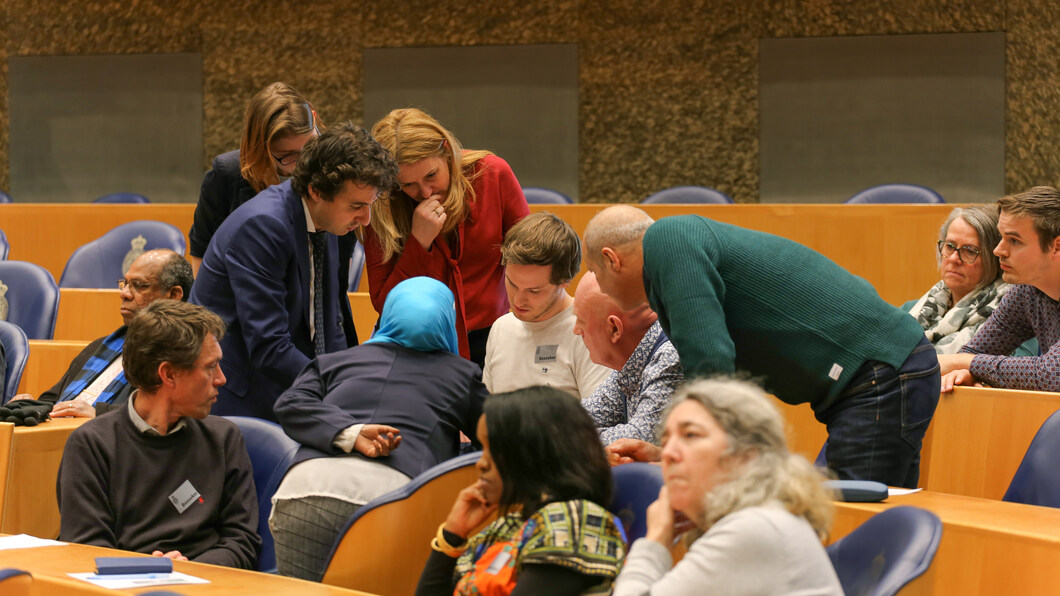 GroenLinks leden overleggen samen met Jesse Klaver op de Tweede Kamerdag die jaarlijks in het Tweede Kamergebouw georganiseerd wordt