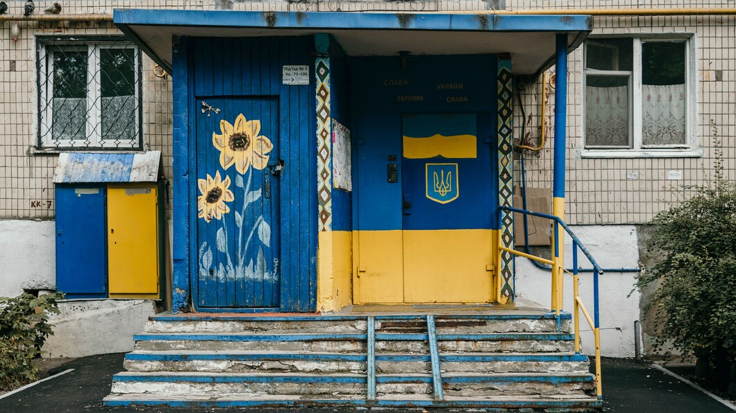 Afbeelding van een gebouw met de kleuren van de Oekraïense vlag