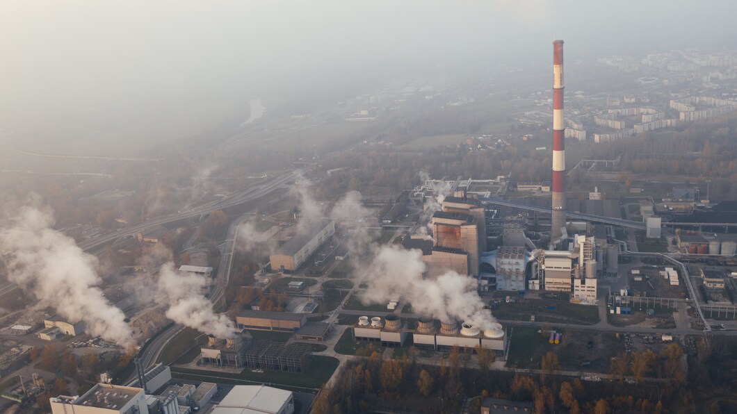 Kerncentrale van bovenaf met rook en uitlaatgassen