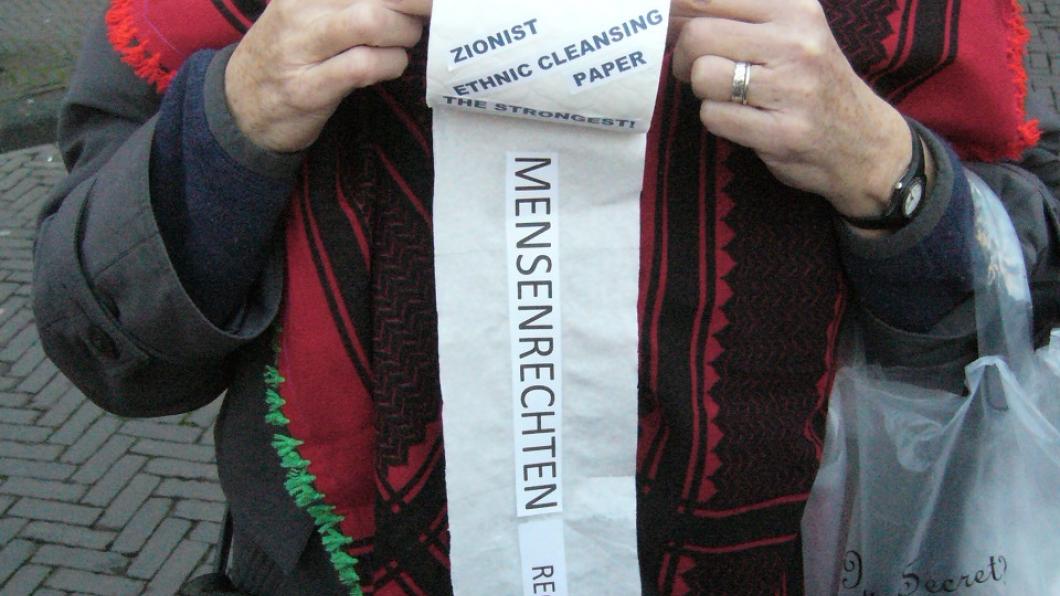 Een demonstrant geeft haar mening over Lieberman Een demonstrant geeft haar mening over Lieberman