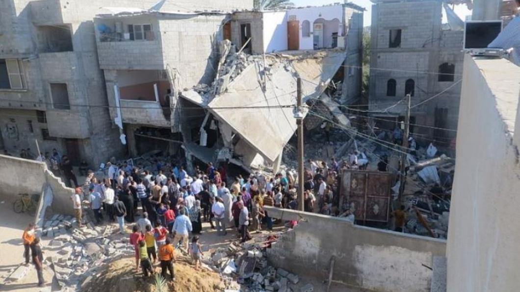 Gebombardeerd huis in Gaza. GroenLinks wil dat er snel grootschalige humanitaire hulp naar Gaza gaat.