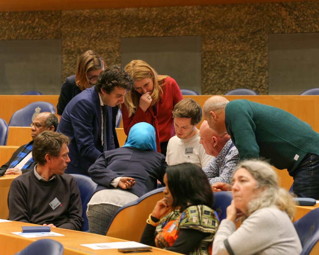 GroenLinks leden overleggen samen met Jesse Klaver op de Tweede Kamerdag die jaarlijks in het Tweede Kamergebouw georganiseerd wordt