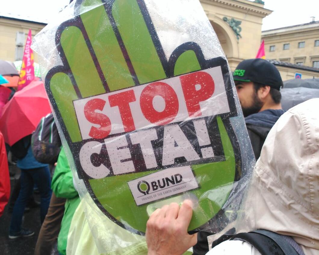Een persoon met een protestbord tegen ceta