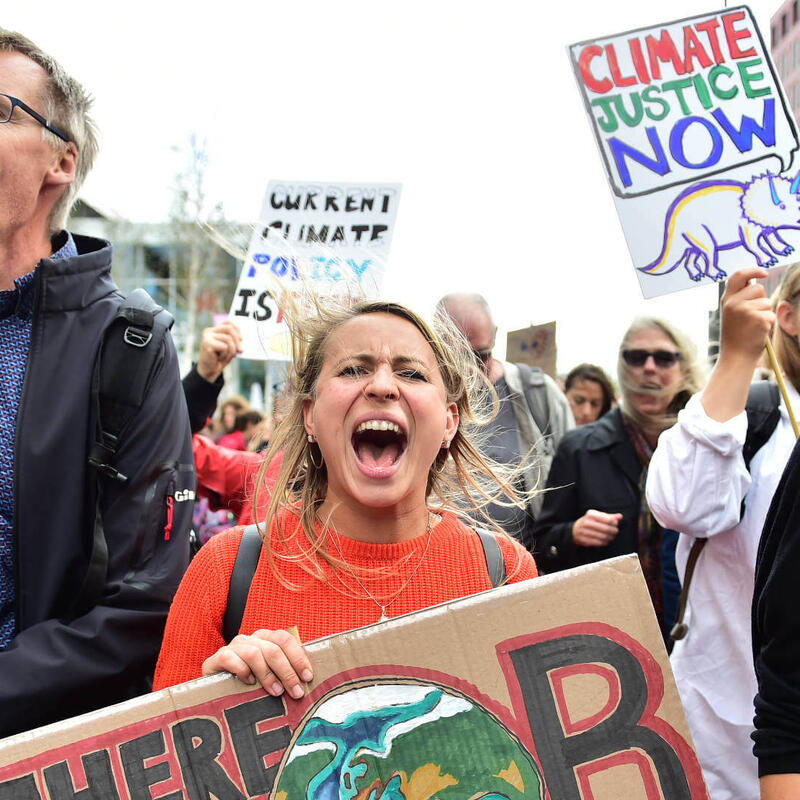 Klimaatdemonstranten met leuzen